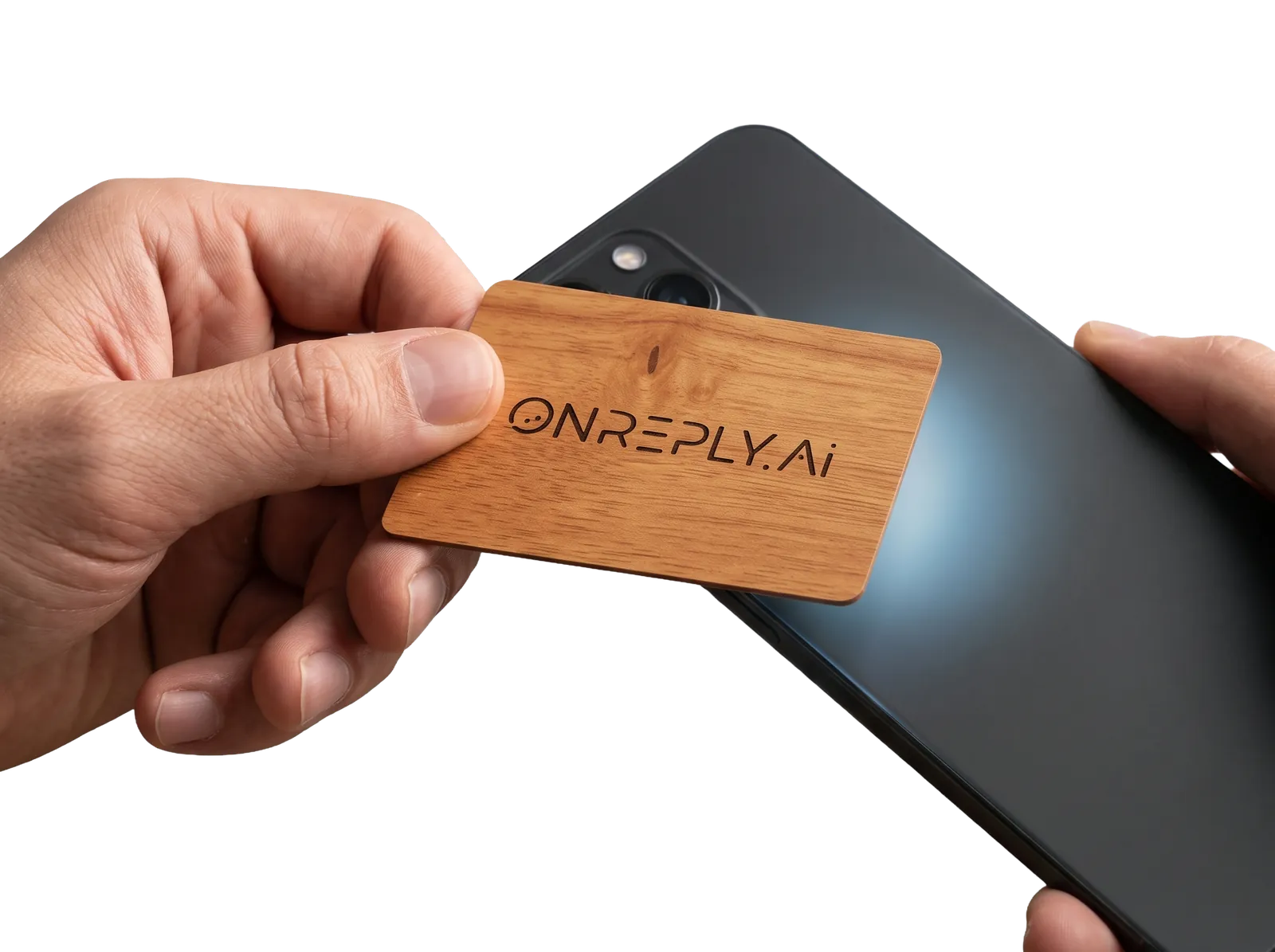 Una card NFC OnReply viene avvicinata a uno smartphone per aprire il profilo digitale